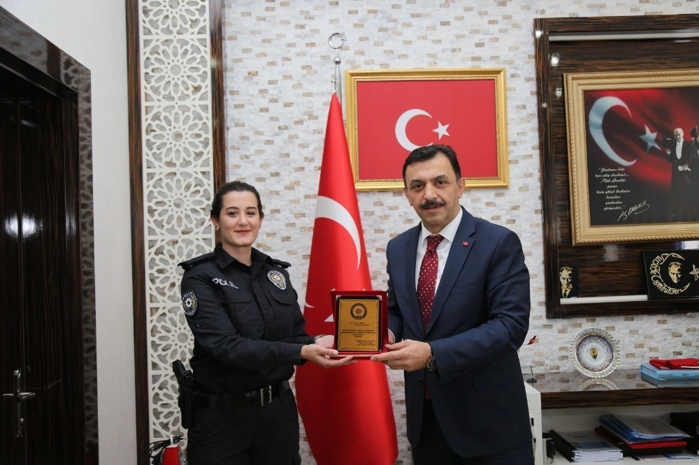 Antalyada Genç Adamı Uçurumun Kenarından Alan Kadın Komisere Plaket