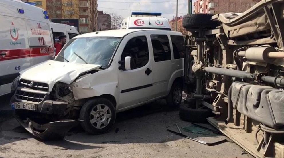 Ambulans İle Hafif Ticari Araç Çarpıştı: 5 Yaralı