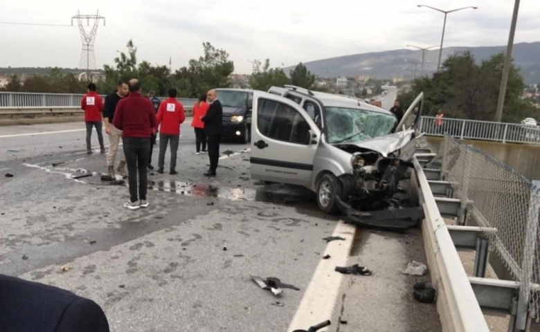 İskenderun TEM Otoyolun'da trafik kazası: 2 ölü 1 yaralı