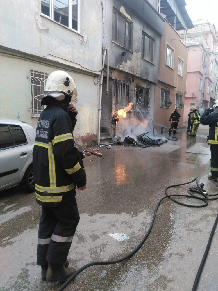 (Özel) Doğalgaz Kutusu Alev Alev Yandı, Mahalleli Büyük Panik Yaşadı