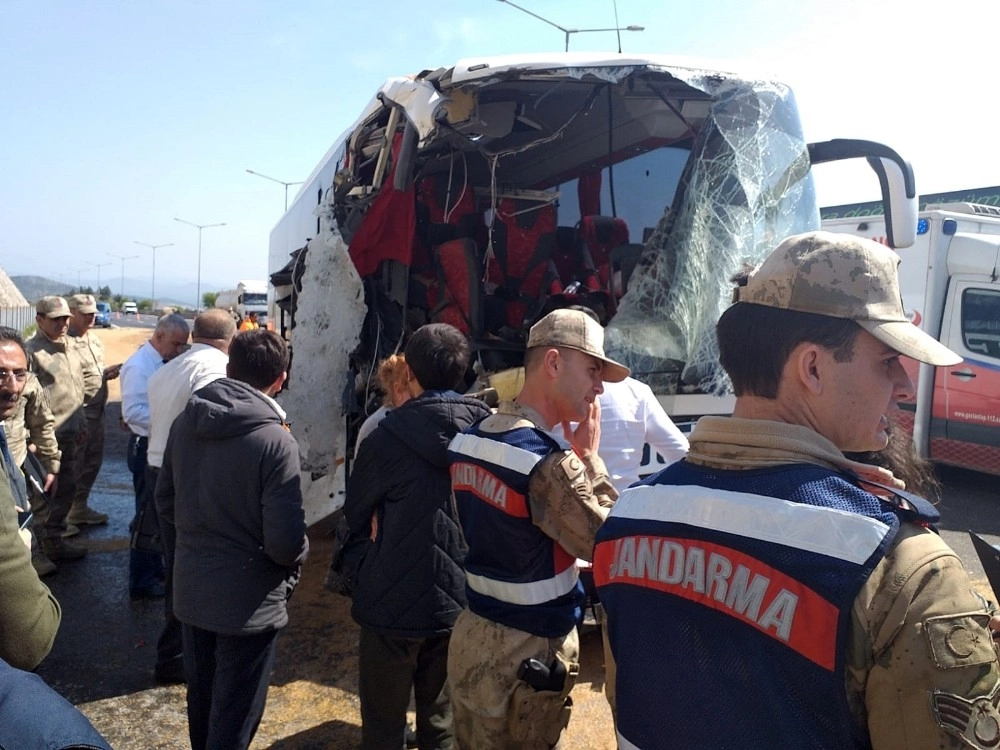 Gaziantepte Yolcu Otobüsü Buğday Yüklü Tıra Çarptı: 20 Yaralı