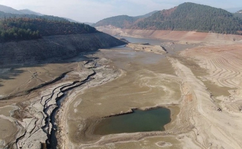 Bursa'da kuraklık alarmı....Tamamen kurudu, havadan böyle görüntülendi