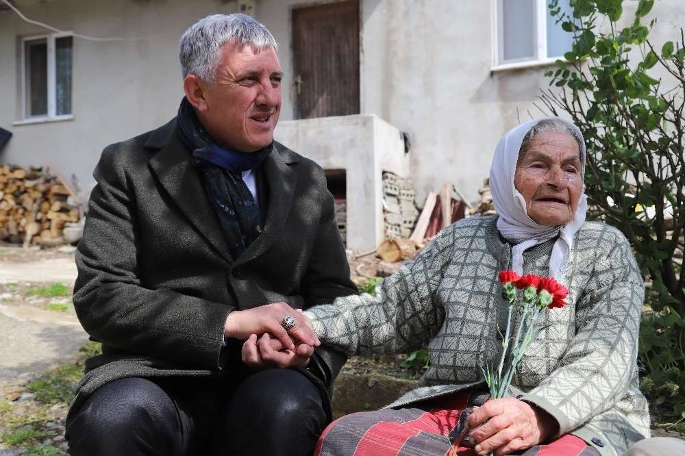 Oflu 105 Yaşındaki Ayşe Ninenin Erdoğan Sevgisi