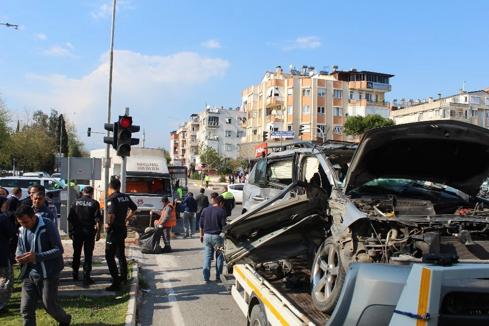 Antalyada 2 Kişinin Öldüğü Kaza Kamerada