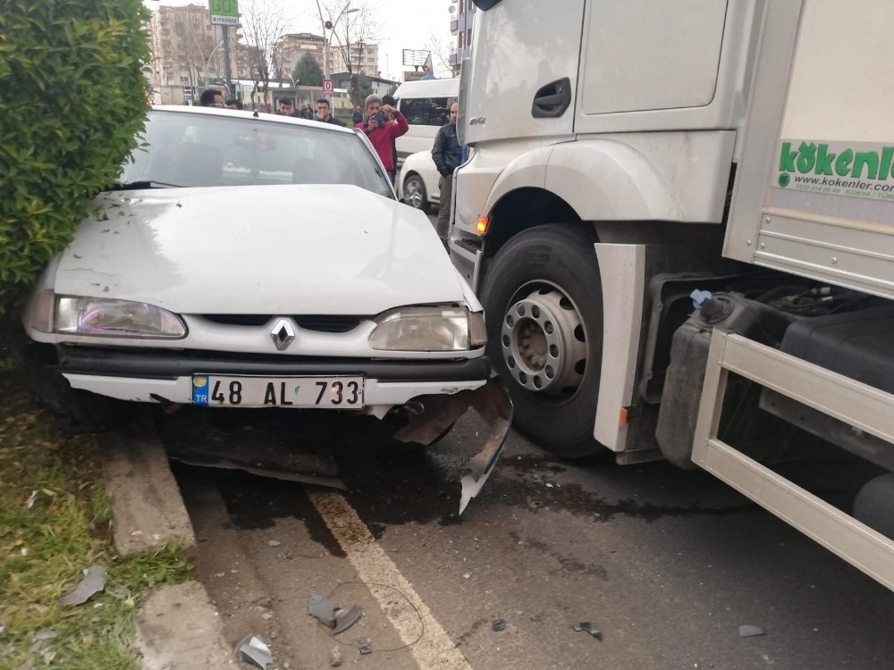 Diyarbakırda Maddi Hasarlı Trafik Kazası