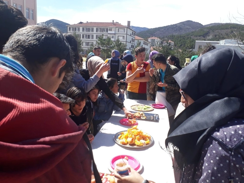 Öğrenciler Cips Ve Kola Yerine Meyveyi Tercih Etti