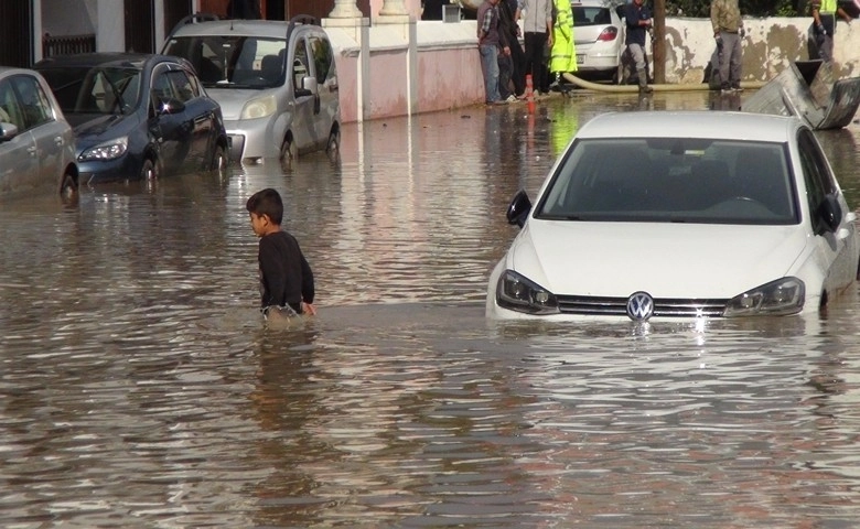 Mersin Silifke'de yağışla birlikte ev ve iş yerlerini su bastı