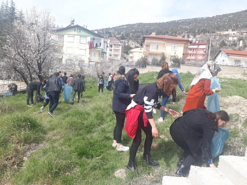 Üniversite Öğrencileri  Çevre Temizliği Yaptı