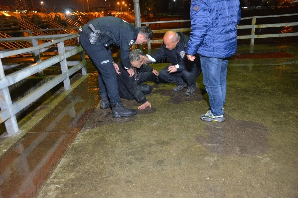 Seyhan Nehrine Düşen Adamı Vatandaşlar Kurtardı