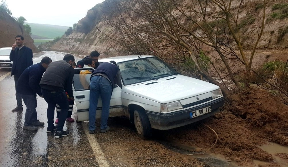 Yola Düşen Ağaç Kazaya Neden Oldu