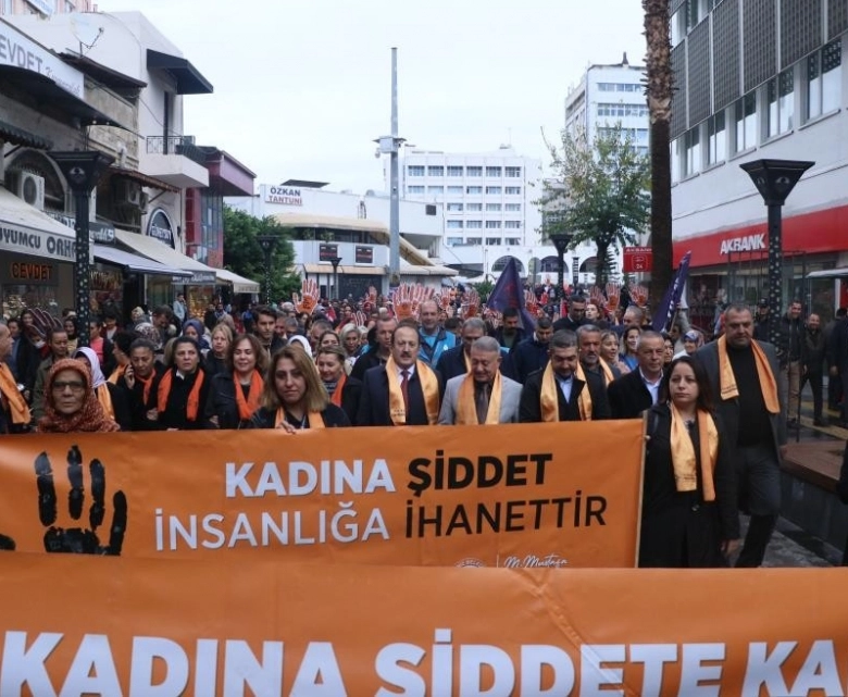 Mersin'de Kadına yönelik şiddete karşı yürüdüler