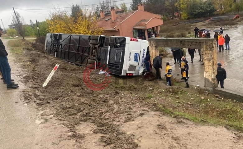 Yolcu otobüsü devrildi: 3'ü ağır 33 yaralı