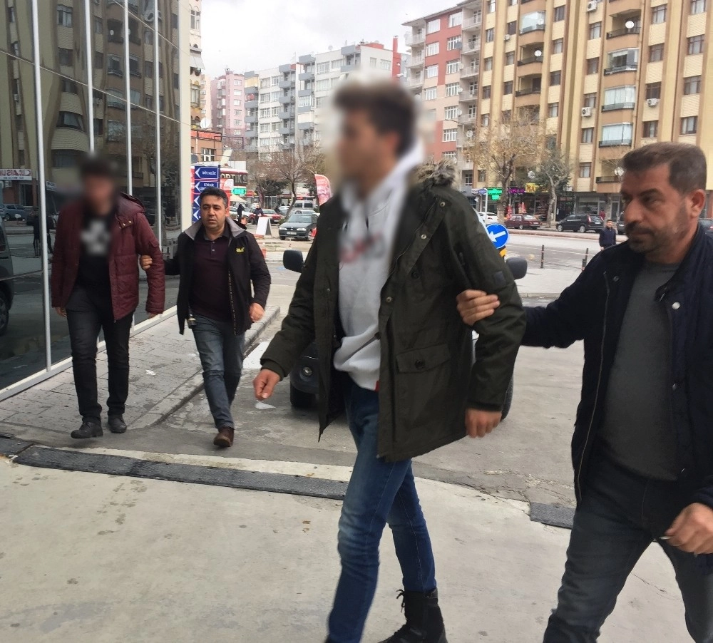 Başörtülü Öğrencilere Ve Cumhurbaşkanı Hakaret Eden 2 Şahıs Gözaltında