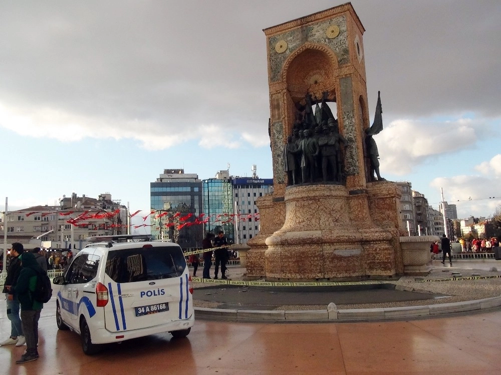 Taksim Anıtından Düşen Mermer Parça Koreli Turisti Yaraladı