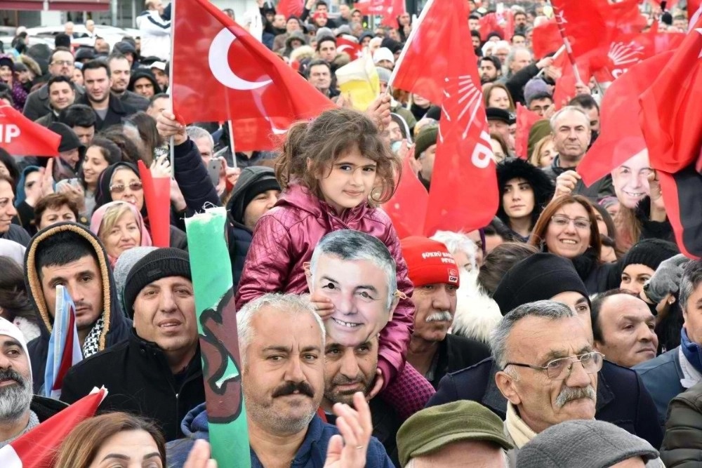 CHP'li Başkan Gençe Sarıyer Mitinginde Sevgi Seli