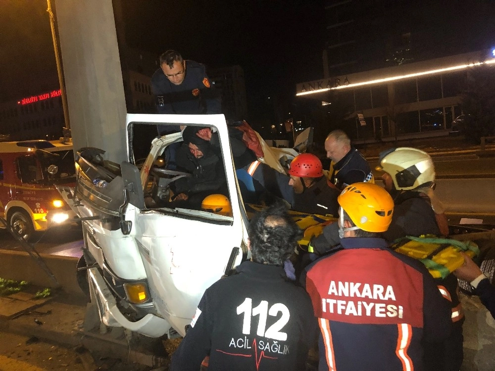 Başkentte Sebze Yüklü Kamyon Hurdaya Döndü