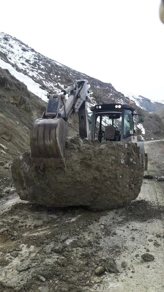 Yüksekovada Heyelan Sonucu Yola Kaya Parçaları Düştü