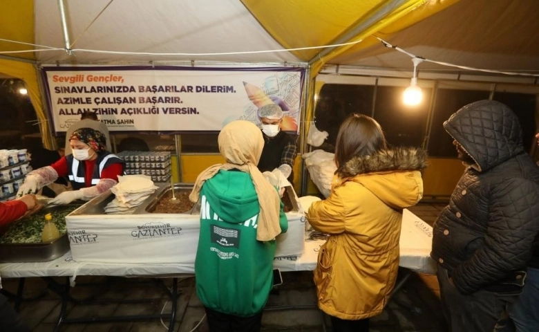 Gaziantep Üniversitesi öğrencilerine sınav döneminde yemek ikramı