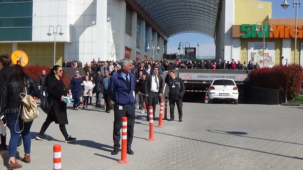 Avmdeki Yüzlerce Kişi Yangını İzlemek İçin Sokağa Döküldü