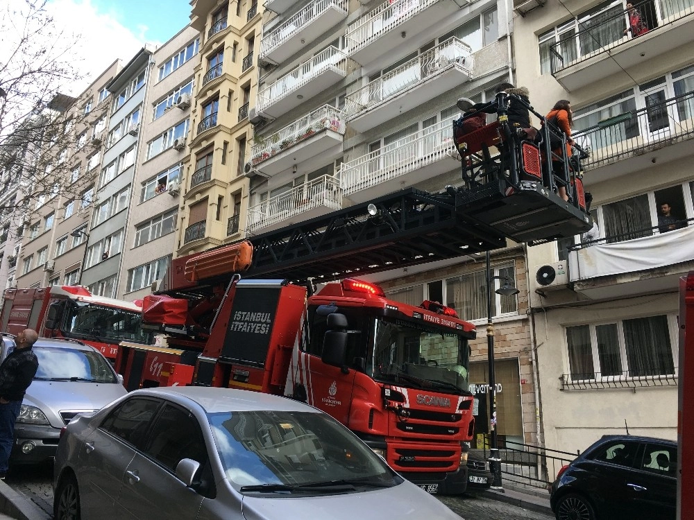 İstanbulun Ünlü Semtinde Yangın Paniği