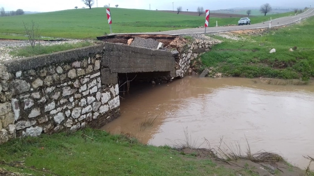 Adıyamanda Köprü Çöktü, Araçlar Yolda Mahsur Kaldı