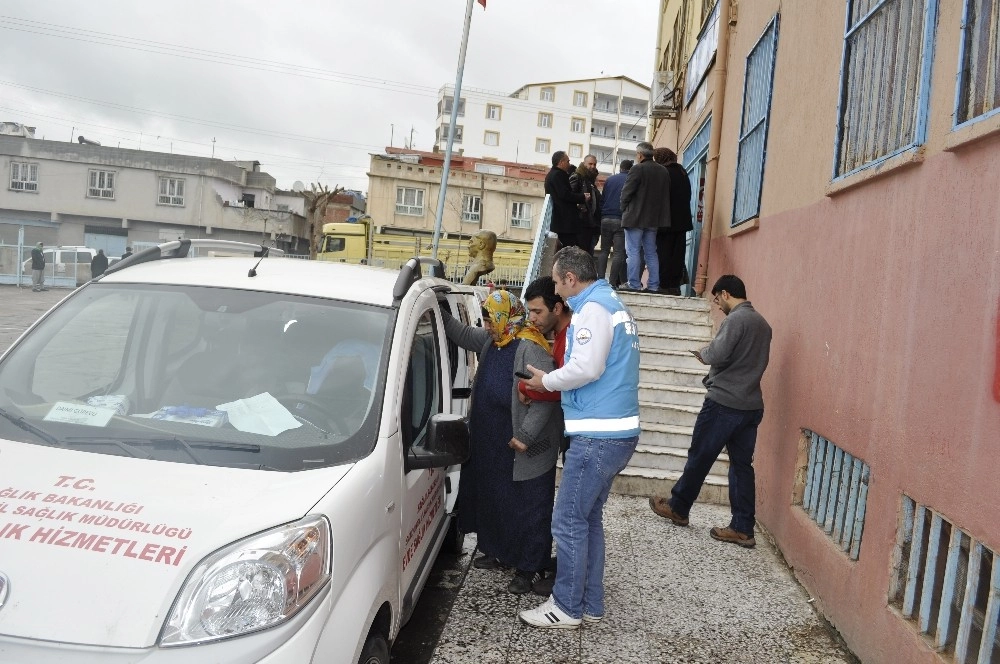 Kimi Evinde Oy Kullanıyor Kimi İse Görevlilerin Yardımıyla Sandık Başına Gitti