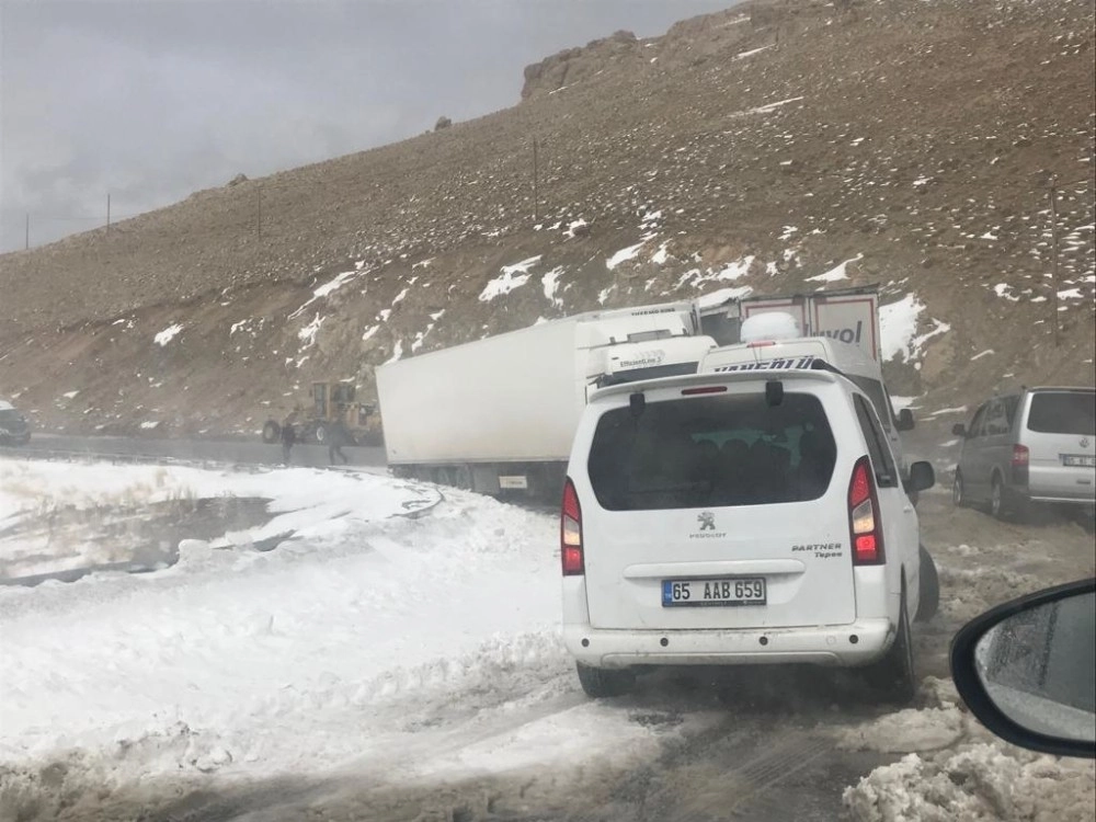 Yüksekovadan Çıkan Sürücüler Güzelderede Mahsur Kaldı