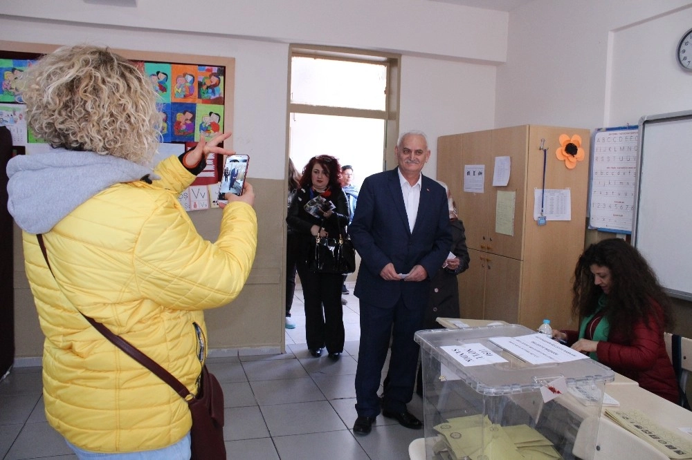 Herkes Binali Yıldırım Zannetti: Benzeri Meraklı Bakışlar Arasında Oy Kullandı