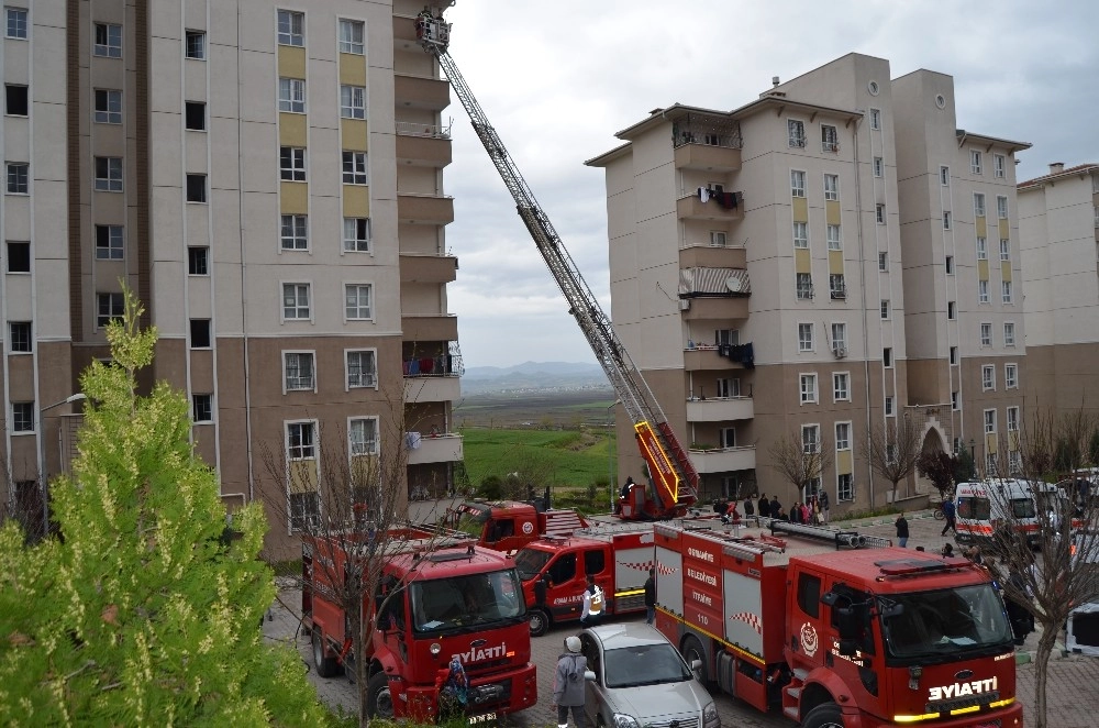 Apartmanın Elektrik Panosu Yandı: Dumandan Etkilenen 8 Kişi Hastanelik Oldu