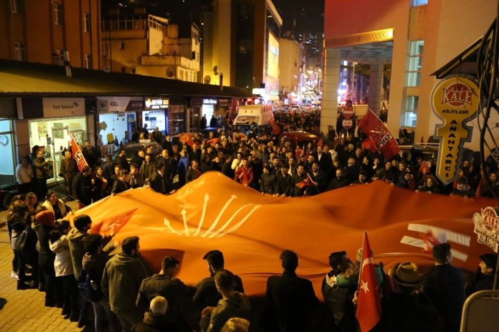 Artvinde Chp Zaferini Kutluyor