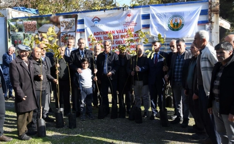 Adıyaman’da çiftçilere 6 bin ceviz fidanı dağıtıldı