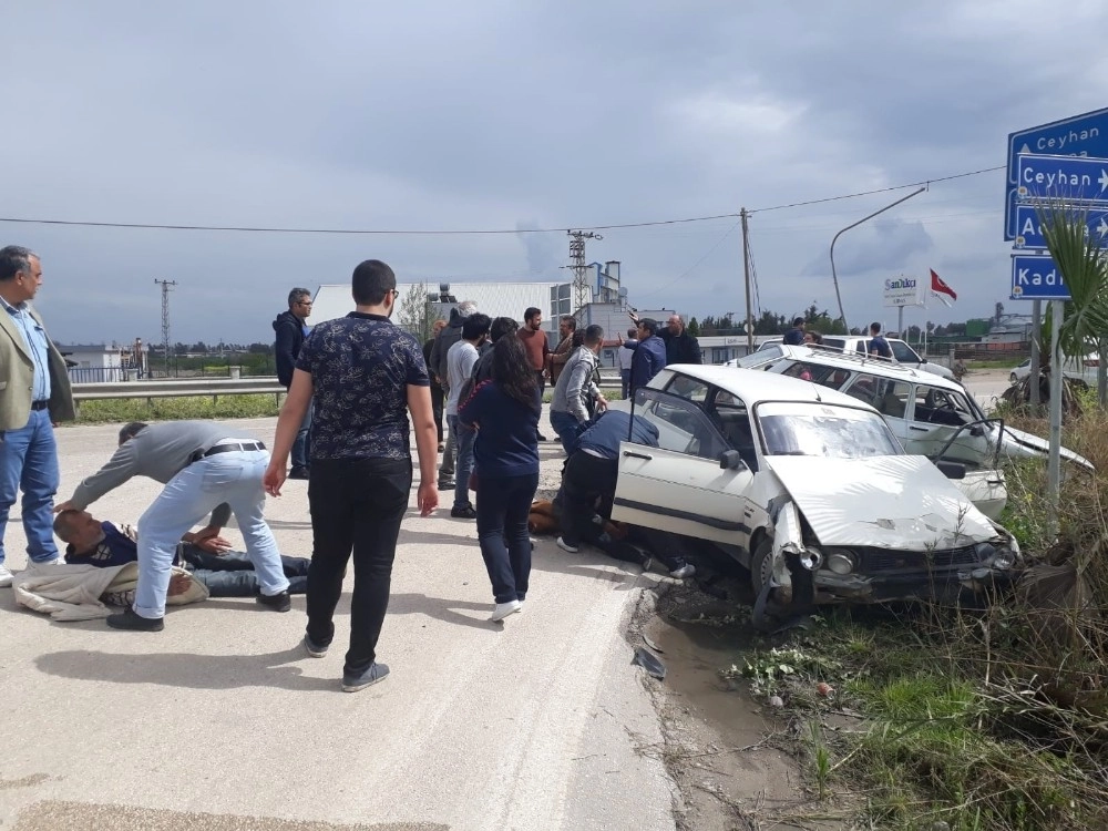 Osmaniyede Otomobiller Kafa Kafaya Çarpıştı