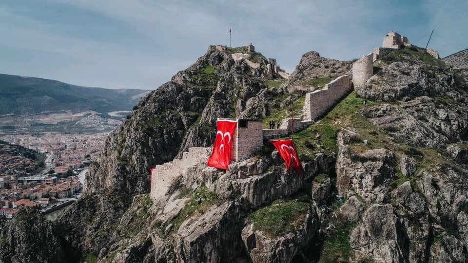 Mehmet Sarı, Amasya Kalesine Üç Hilal Astırdı