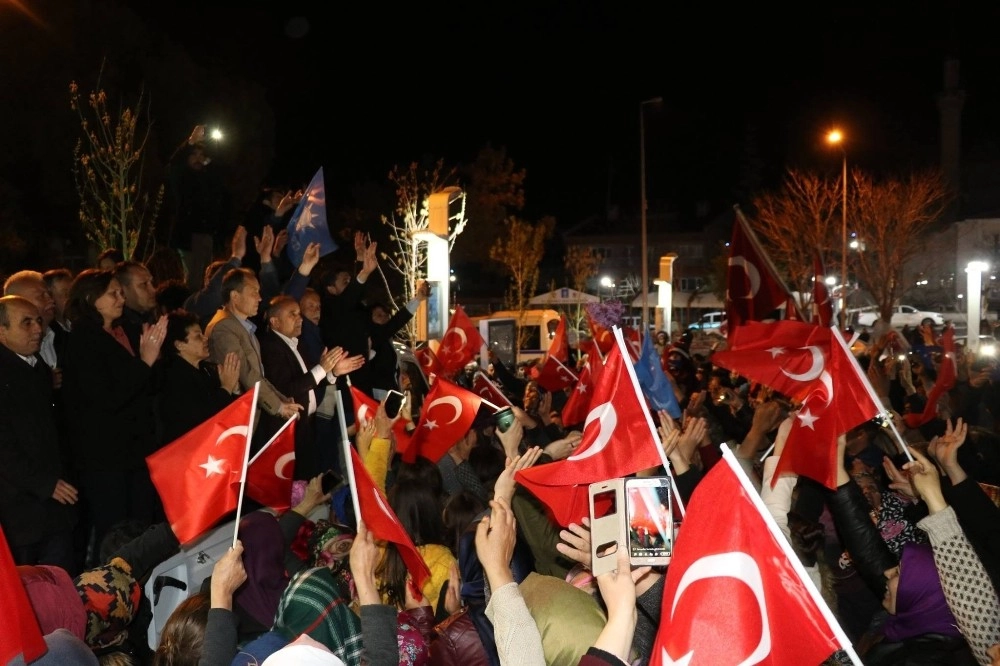 Gördes, 3. Dönemde De Başkan Akyola Güvenoyu Verdi