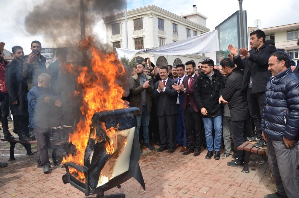 Başkan Seçildi, İlk İşi Makam Koltuğunu Yakmak Oldu