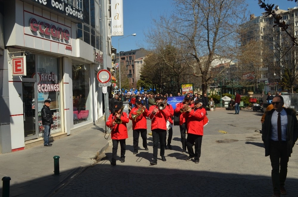 Otizme Dikkat Çekmek İçin Es Es Bando Eşliğinde Yürüdüler