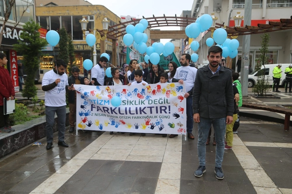 Silopide Otizmliler İçin Gökyüzüne Mavi Balon Uçuruldu