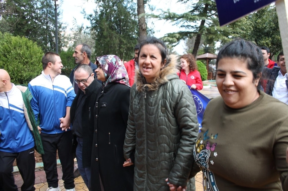 Otizmli Çocuklar Davul Zurna Eşliğinde Yürüdü