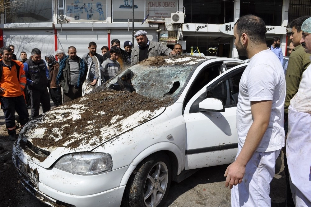 Koruma Altındaki Harabe Ev Otomobilin Üzerine Yıkıldı