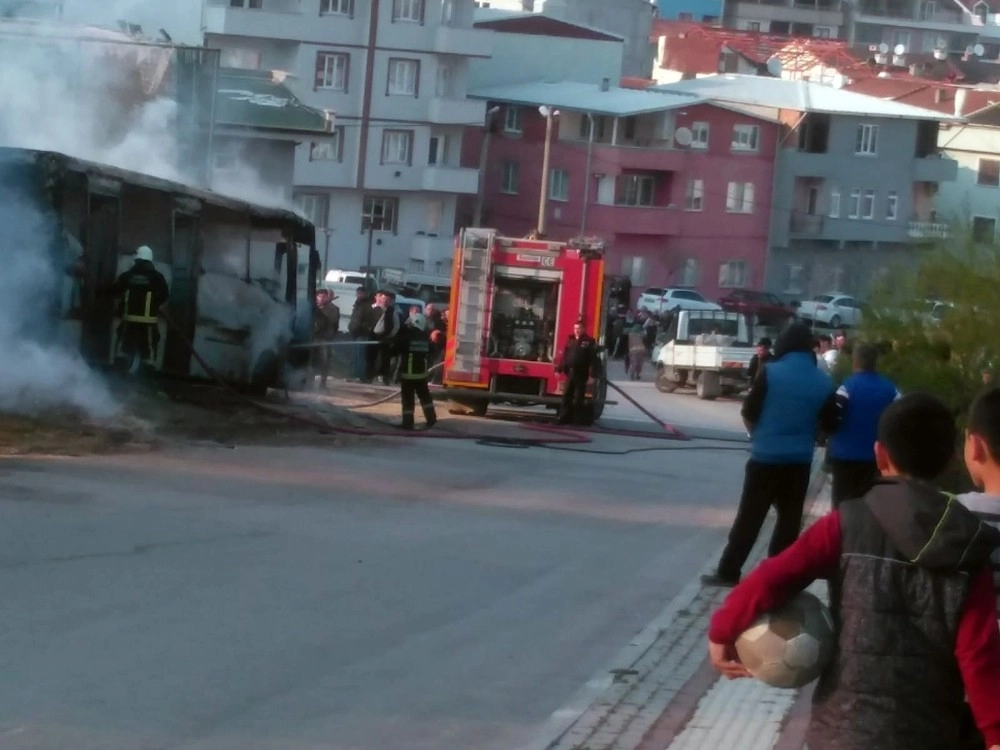 Okulun Yanındaki Otobüs Yandı, Öğrenciler Panik Yaşadı