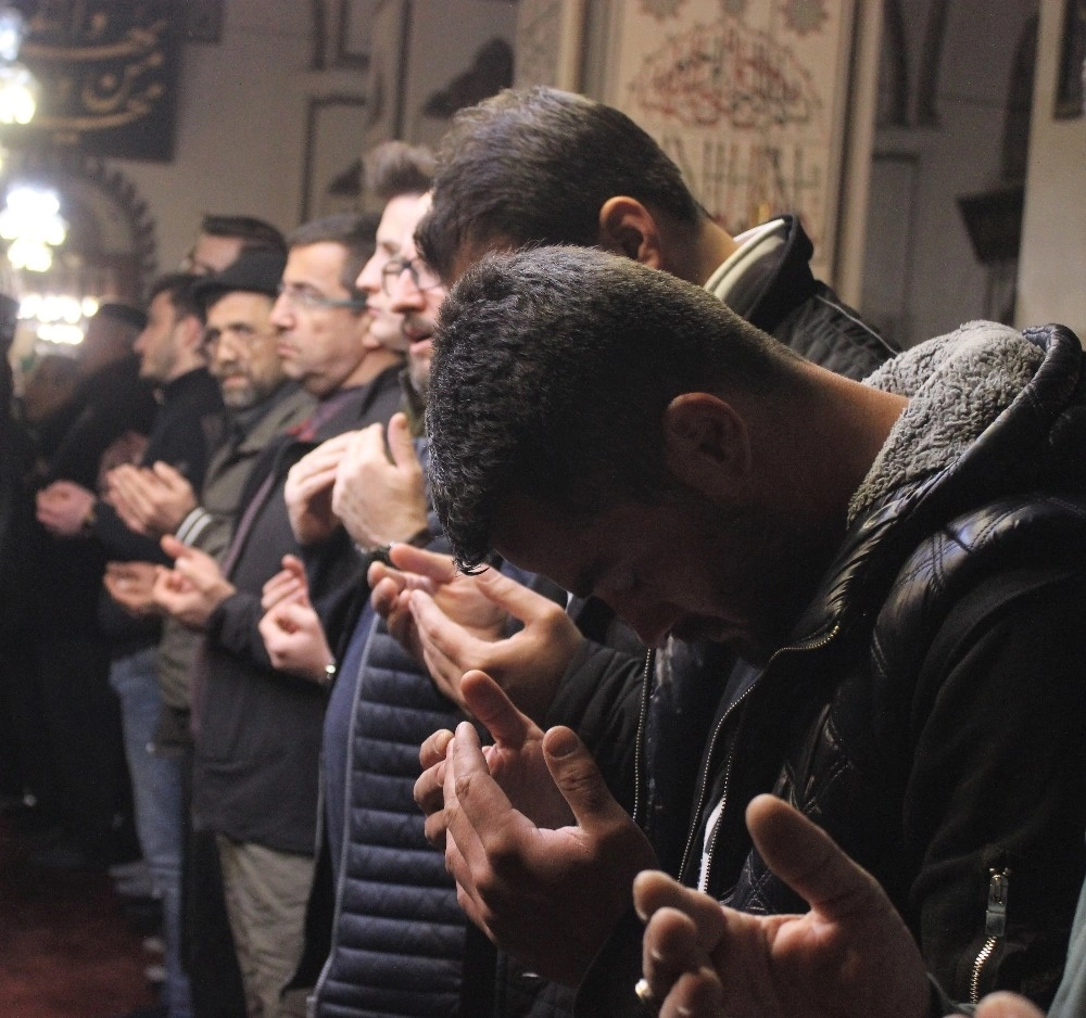 Miraç Kandilinde Ulu Camii Doldu Taştı