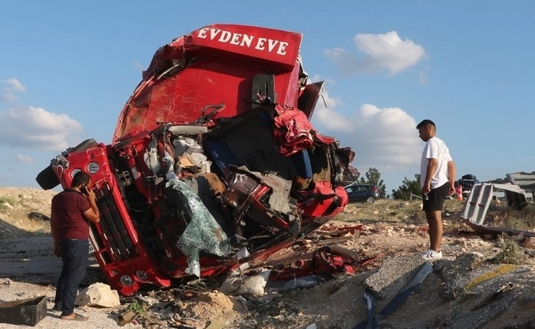 Nakliye kamyonu şarampole uçtu çok sayıda ölü var