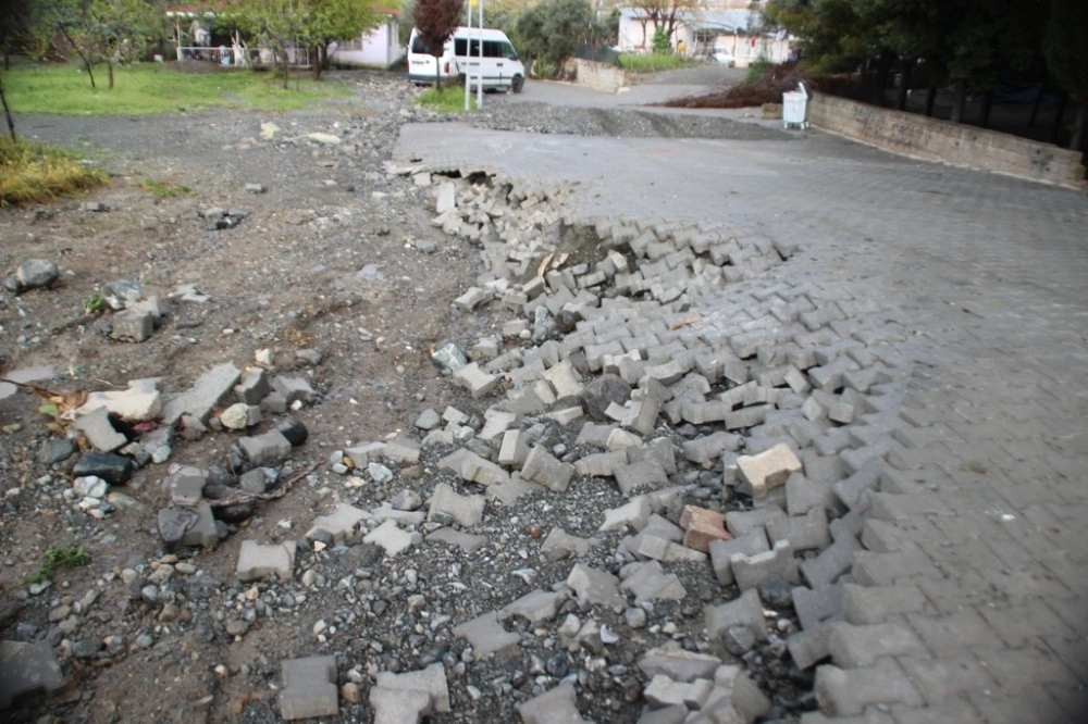 Okulu Su Bastı Öğrencileri İtfaiye Tahliye Etti