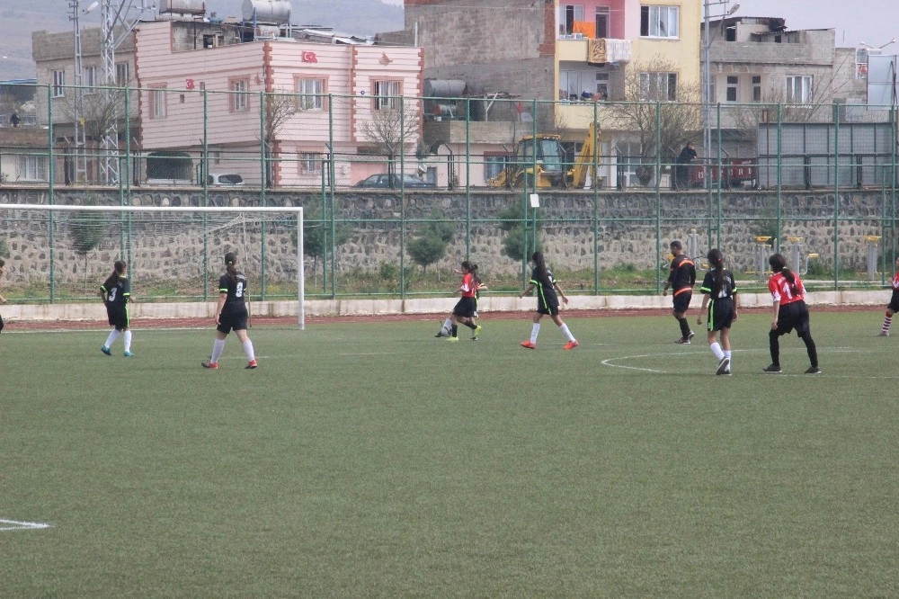 Okul Sporları Futbol Yıldızları Grup Müsabakaları Başladı