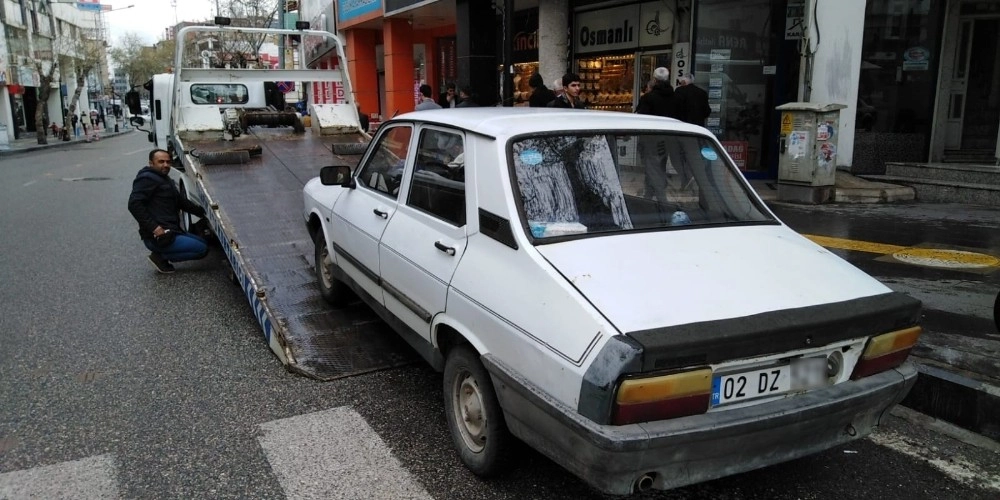 Yaya Geçidine Park Edilen Araçlar Polisten Kaçamıyor