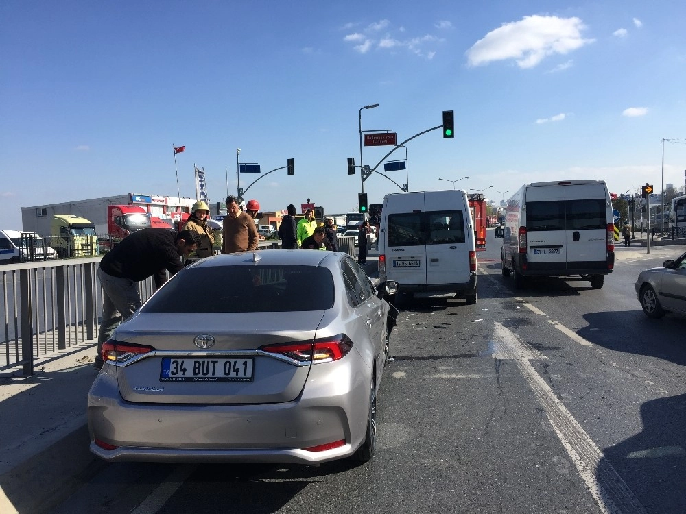 Tem Bağlantı Yolunda Trafiği Kilitleyen Kaza