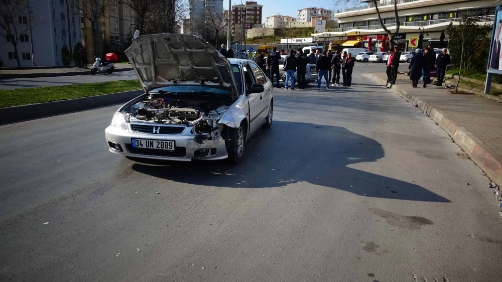 (Özel) Kartalda Orta Refüjden Atlayan Araç Karşı Şeride Girdi: 1 Yaralı