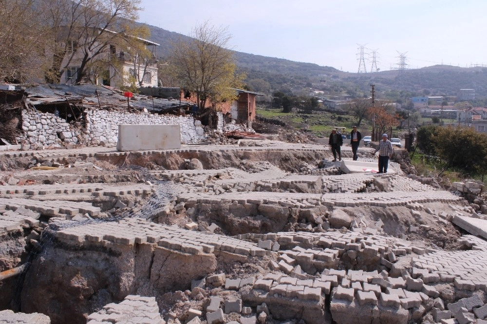 İzmirde Heyelan Bölgesinde Bekleyiş Sürüyor