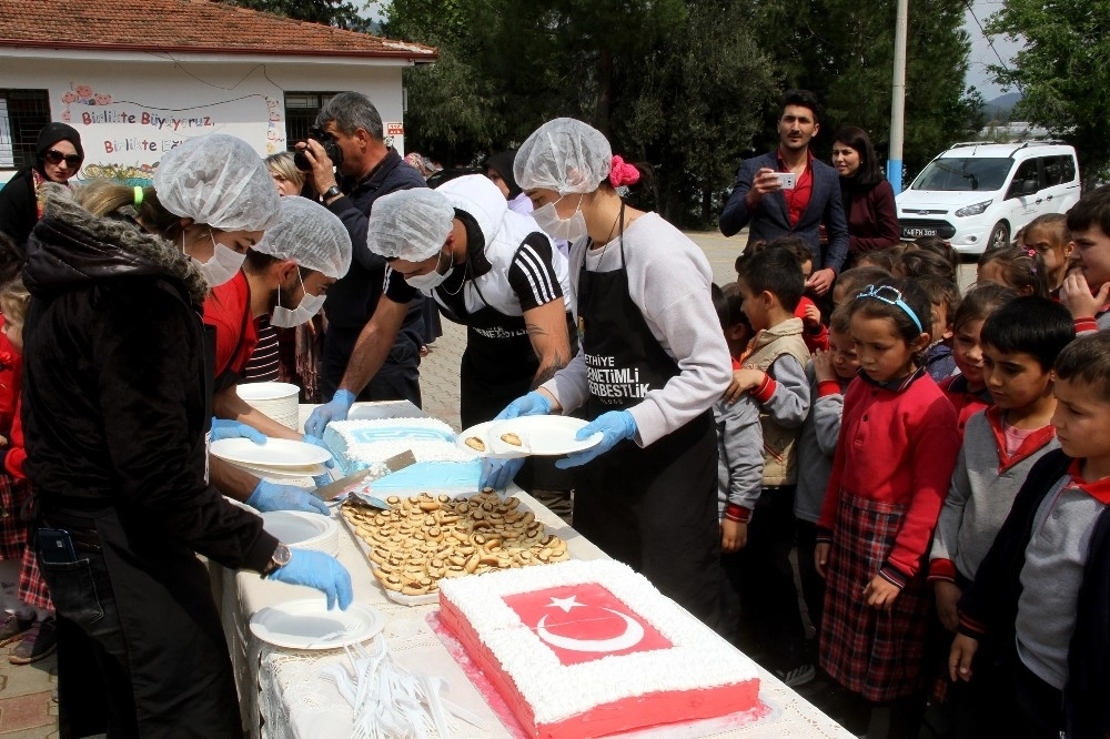 Hükümlülerden Öğrencilere Pasta İkramı