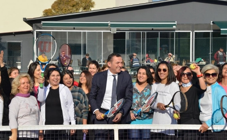 Yenişehir'de Çay saatinde tenis öğrenmeye ne dersiniz